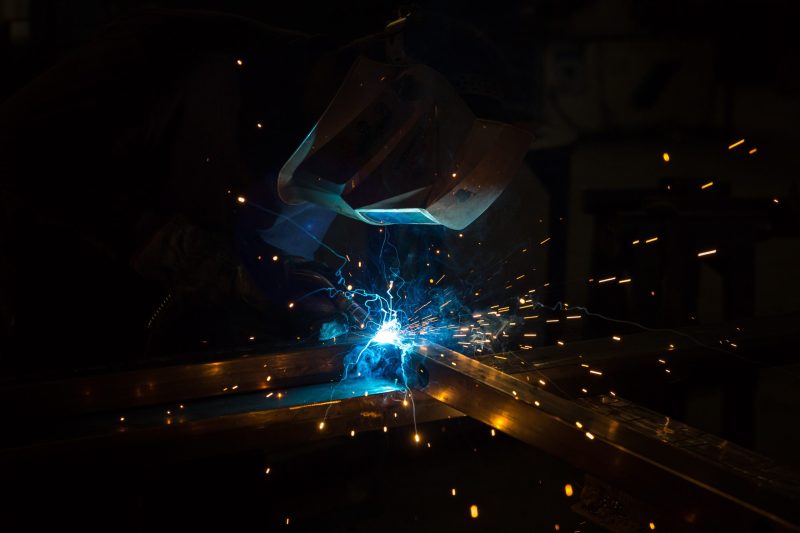 Soudeur en action, reportage industriel en entreprise