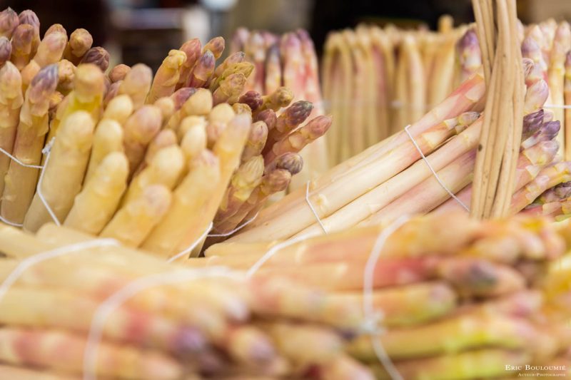 Étal d'asperges sur le marché de la fête du Blayais