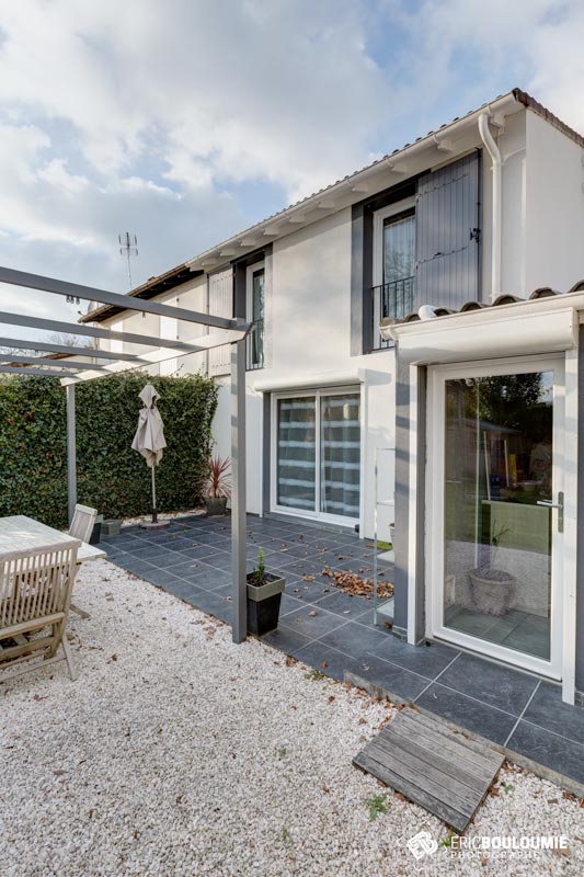 Photographe immobilier : Extérieur d'une maison T5 sur canéjan