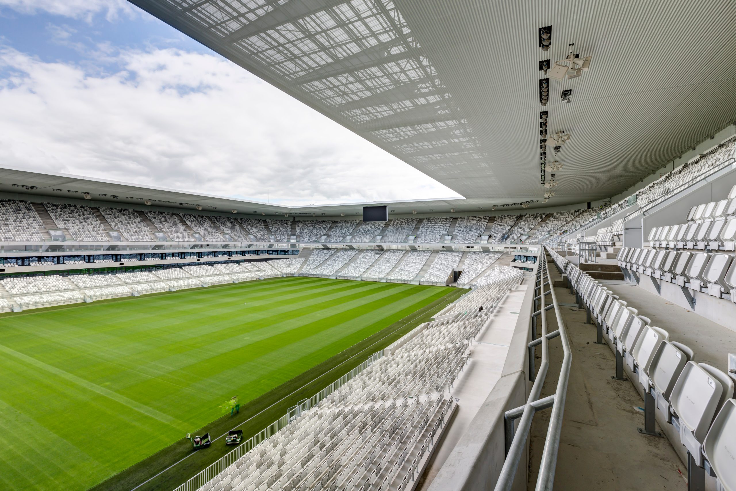 Gradins et toiture d’un stade, pelouse en contrebas